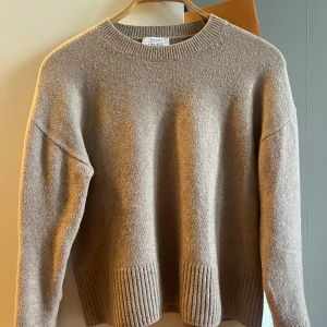 Beige stickad tröja & Other Stories - Mysig och jättefin tröja! Använd endast en gång och är i nyskick. 