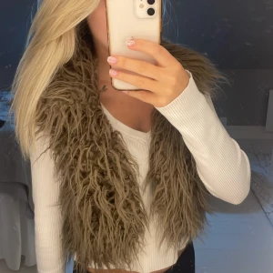Brun fluffig pälsväst - Säljer en brun pälsväst, super cool 