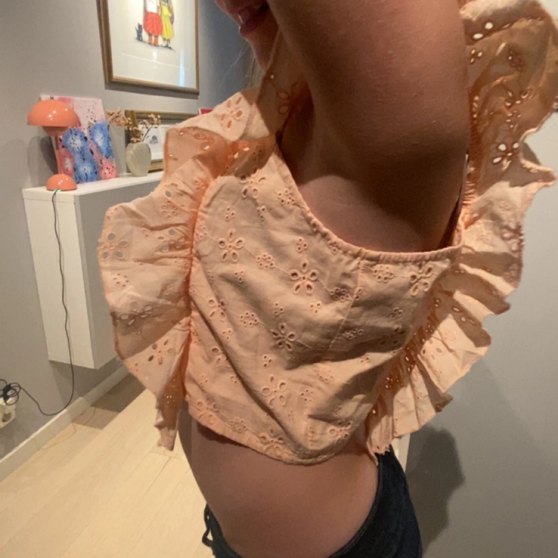 Persikofärgad croppad blus med volang - 2
