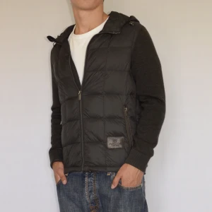 Massimo Dutti cardigan - MASSIMO DUTTI HYBRID CARDIGAN  Storlek : M  Passform : Passar S  Användning : Fint skick bortsett från lite slitage vid nedre kant (se bild)  Nypris : Cirka 1800SEK  Modellen på bilden är 182CM och väger 79KG
