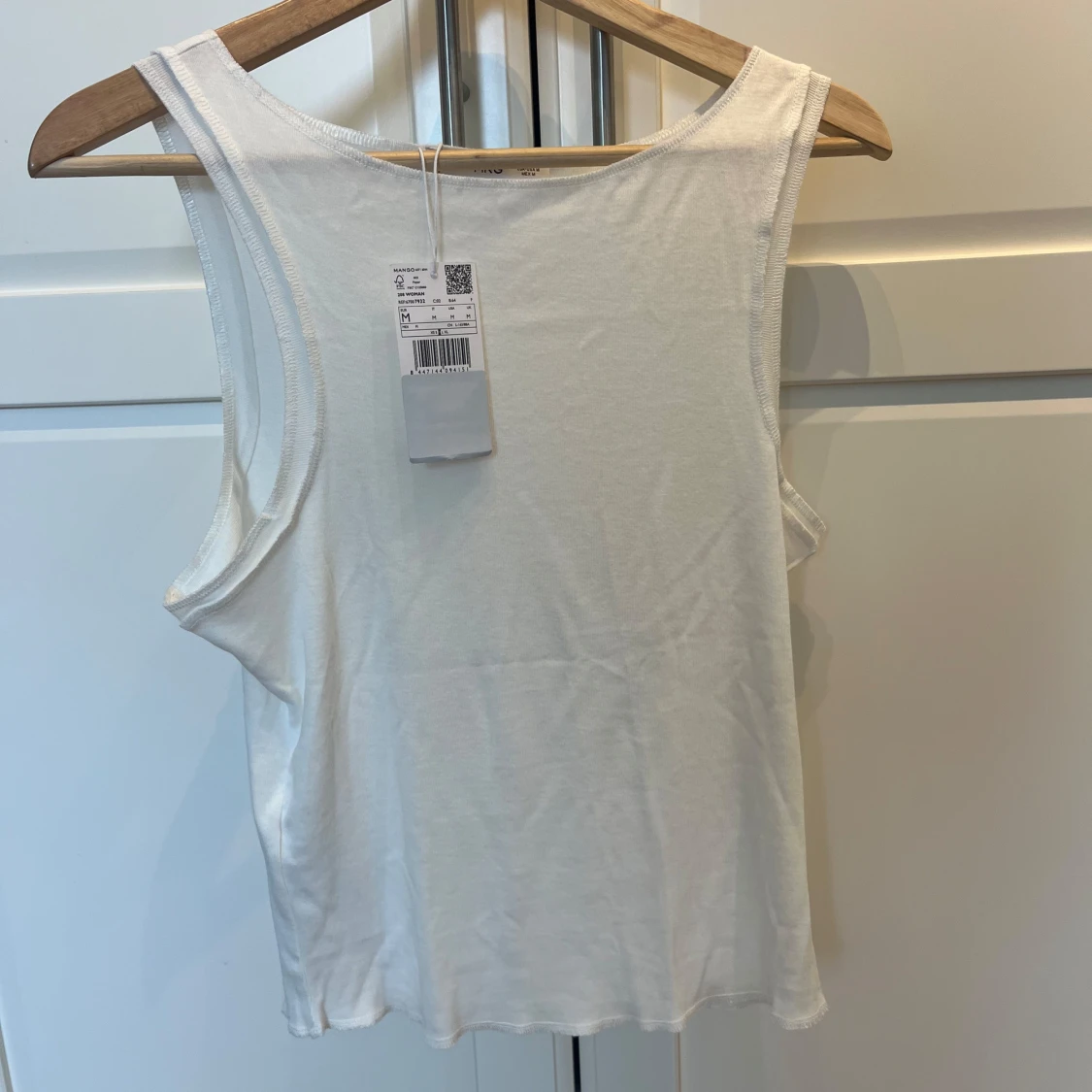 Vit ärmlös linnetopp från Mango - 1
