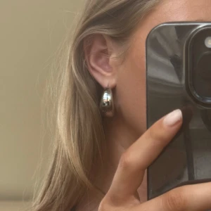 Chunky silvriga hoops örhängen - Säljer ett par as snygga chunky hoops i rostfritt stål! Säljer dem då jag inte använder silvriga smycken tyvärr:/ Nyskick!🩷Nypris 500kr