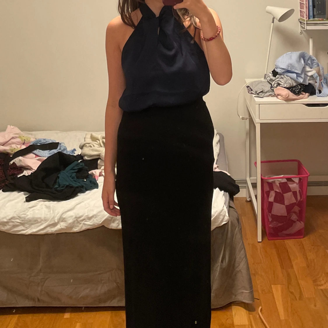 Marinblå blus med halterneck