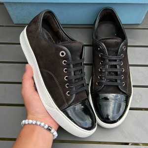 Lanvin - Jättesnygga lanvins i bra skick! Size: uk6 och det motsvarar 40-41! Skivk 8,5-9/10! Box samt extrasnören ingår! Hör av dig vid frågor eller funderingar 🤩