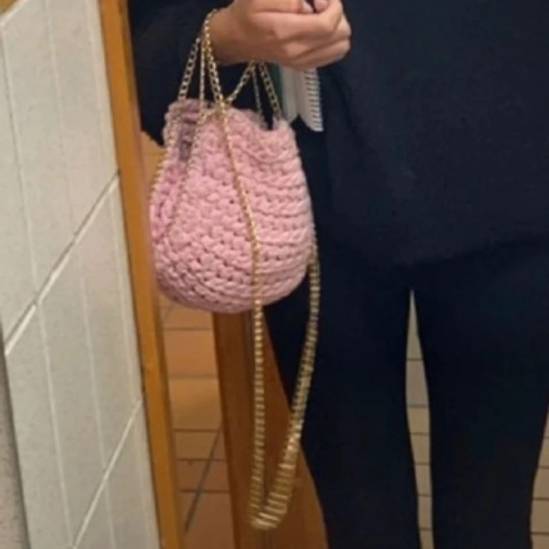 Rosa virkad axelväska med guldkedja