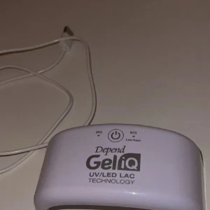 Depend GeliQ UV/LED lampa. Medföljer låda och adapter av mej ❤️ - Säljer en vit Depend GeliQ UV/LED-lampa för gelnaglar. Lampan har timerfunktion på 30 och 60 sekunder, low heat-läge och kommer med USB-sladd. Perfekt för att fixa snygga gelnaglar hemma med jämn och snabb härdning. (Medföljer låda och adapter av mej)