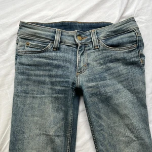 Blå jeans från Cheap Monday, stl 27/30 - Säljer ett par klassiska blå jeans från Cheap Monday. Bootcut med snygg tvätt❤️