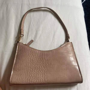 Beige axelväska  - En gullig beige väska, använd en gång. 