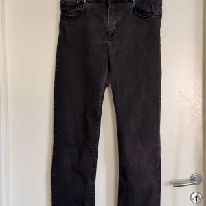 Svarta raka jeans Wera stretchjeans storlek 42  - Snygga svarta jeans med klassisk femficksmodell och raka ben. Jeansen har en enkel design utan slitningar och passar perfekt till en avslappnad stil. Materialet är jeans och färgen är mörk svart. Wera stretchjeans storlek 42.  Använda men ännu fina. 