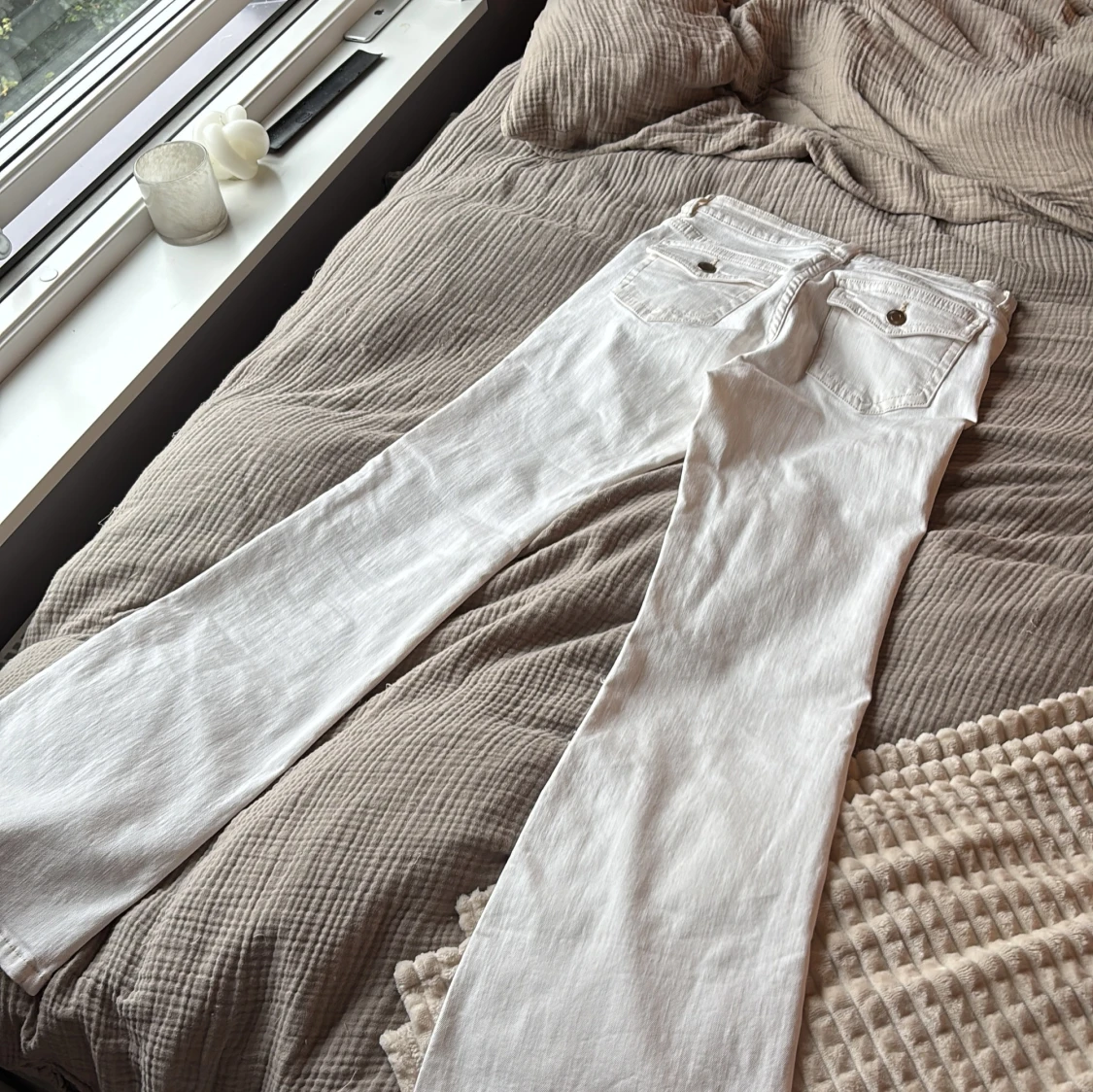 Vita bootcut jeans från H&M  - 1