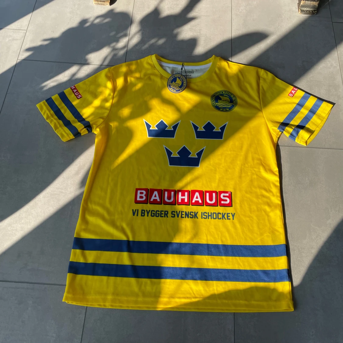 Tre Kronor hockeytröja gul blå nr 18