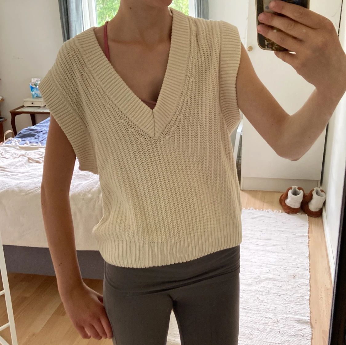 Beige stickad väst från Gina Tricot