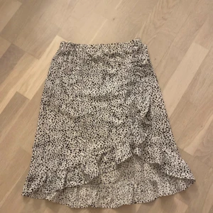 Prickig volangkjol från Shein - Supersöt kortkjol från Shein i vitt med svarta prickar🩷