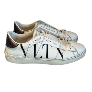 Valentino Open (VLTN) - Snygga vita sneakers från Valentino med VLTN logga. Strl är 42,5 men passar 43. Skicka DM vid funderingar🌟