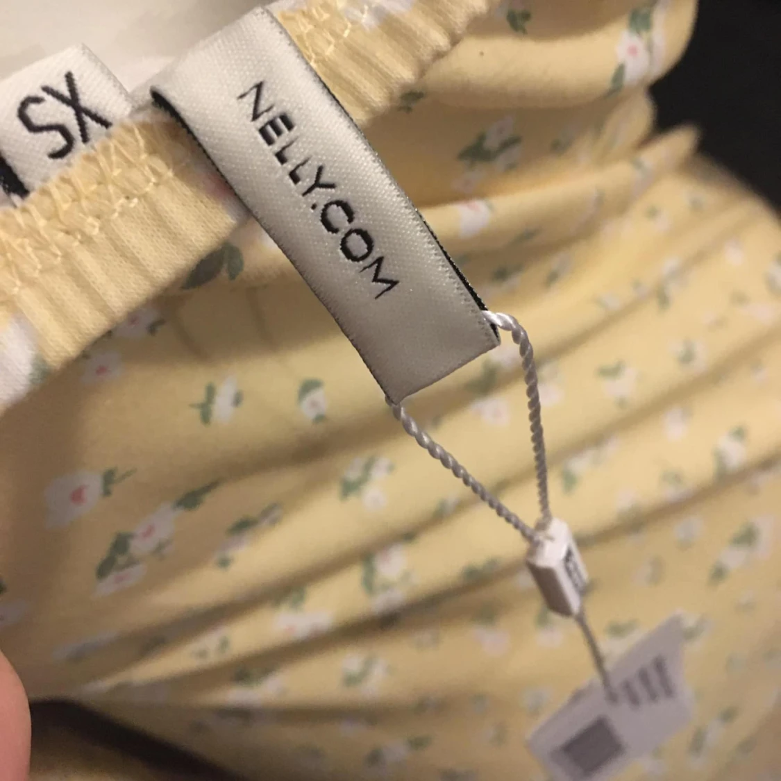 Ny Gul blommig klänning från Nelly  - 2