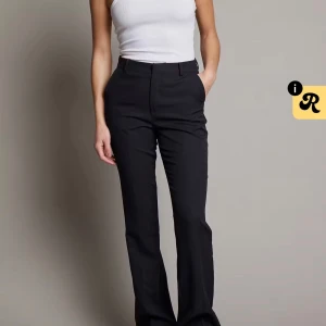 Vilma kotymbyxa, från Bikbok  - Svarta kostymbyxor med bootcut och medelhög midja. Perfekta för en clean och stilren look. Skriv om ni har några frågor💕💕