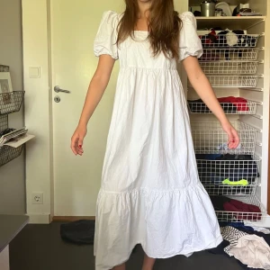 Klänning - Superfin vit långklänning med puffärmar och jättefin ryggringning. 