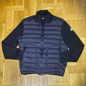 Moncler cardigan - Tja säljer nu min moncler cardigan, då den är för liten. Den är använd cirka 10 gånger. Priset kan gå ner vid snabb affär. Scan funkar. 😊
