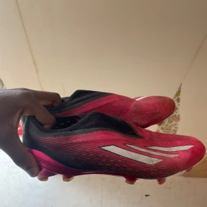 Adidas X Speedportal + - Säljer ett par Adidas X fotbollsskor då jag har köpt andra par fotbollskor dom är i storlek 44 2/3 rekommenderar dig som har storlek 45 i fotbollskor men de funkar och passar bra för 44 1/2 eller 2/3 snabb affär då vill rensa lite från hyllan hemma🤗