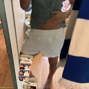 Vita linneshorts - Snygga vita shorts i storlek xs. De är gjorda i svalt linne, har elastisk midja och en bakficka. Perfekta för varma dagar och ger en clean och fräsch look. Passformen är normal och de är enkla att matcha med allt💕💕 Du kan även vika ner shortsen så de blir ännu mera lågmidjade💗💗