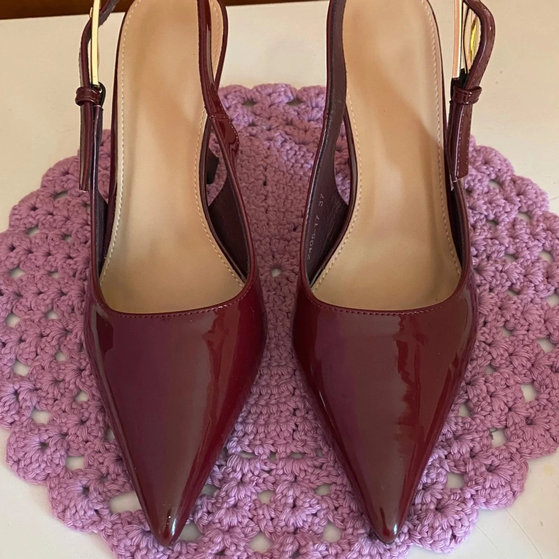 Vinröda lackpumps med spetsig tå