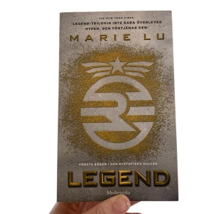 Legend - Legend är första boken i ledgend-trilogin. Säljer även "champion" som är sista boken i serien. Svensk utgåva.