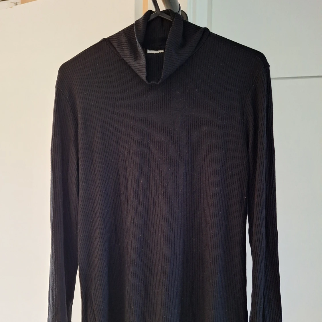 Svart ribbad polotröja i viskos - 1