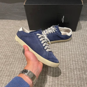 Saint Laurent skor - Hej! Säljer nu de här schyssta Saint Laurent skorna i grymt skick. Box medföljer vid köp. Hör av dig vid frågor