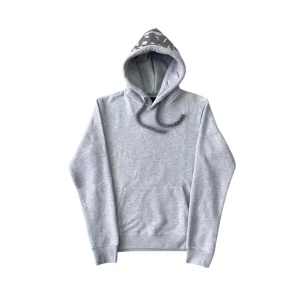 Syna World Hoodie - Snygg grå hoodie med tryck på insidan av huvan och klassisk känguruficka framtill. Tröjan har dragsko i huvan och ribbade muddar vid ärmslut och nederkant. Perfekt för en chill och avslappnad stil. ALLA TILLBEHÖR MEDFÖLJER (Påse, klistermärken och nyckelring)