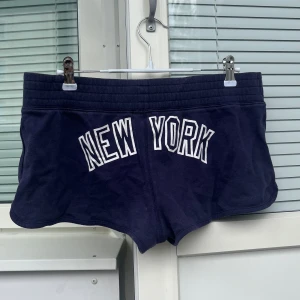Lowrise Mjukisshorts - 41cm rakt över midjan, använda men i bra skick, lite blekt se bild😇💓