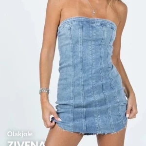 Jeansklänning från Zara - Säljer denna jeansklänning från Zara. Köpte för 499kr klippte den 1 cm kortare + andvänd endast en gång nu på midsommar. Ljusblå jeansfärg samt figursydd. 