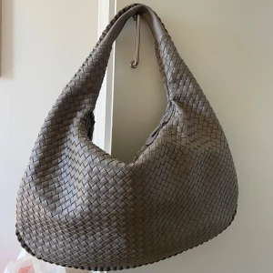 Grå designväska - En stor fin väska från Design by Si, använd fåtal gånger. 🌸