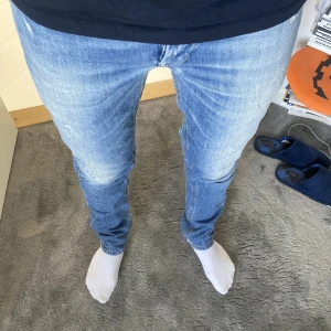 Dondup jeans GEORGE - Tja! Säljer ett par feta dondup jeans med skön tvätt och slitningar! Jeansen är i fint skick! Jeansen är i storlek W33-32, skriv vid frågor eller bilder
