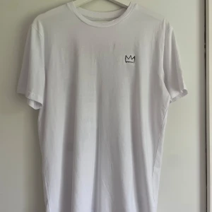 Hov1 t-shirt  - Vit Hov1 t-shirt, limited edition från Skansen 2022. Endast använd en gång, därav som ny. Inga defekter.