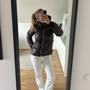 Jacka!! - Snygg brun jacka från Hööks! I fint skick, använd en vinter (använd som en vanlig vinterjacka)❤️ passar xs-m skulle jag säga! Varm och skön🥰