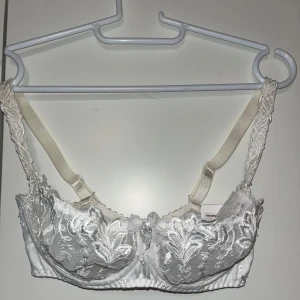 Rintaliivit 65F - Valkoiset pitsiset käyttämättömät rintaliivit. Kaarituet. Olkaimia saa säädettyä. Koko 65F. Eläintalous MMM, lisätietoja saa kysymällä Katsothan myös muut ilmoitukseni  Mikäli hinta ei miellytä tarjoa rohkeasti 