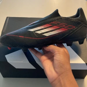 Adidas F50 fotbollsskor  - Hej, jag säljer ett par Adidas F50. Det är nästintill helt nya! Har använts 2 fotbollsträningar. Köptes på Unisport men det visade sig att de var för små. Ny pris 1200kr. Storlek 40 1/2.