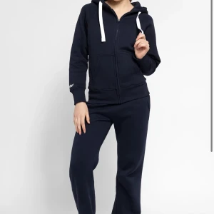 INTRESSEKOLL! Mörkblå set från Russemerch - INTRESSEKOLL!! Funderar på att sälja mitt Mörkblå set från russemerch, hör av dig om du är intresserad och ett pris! Den har en fläck längst ner på mudden på jackan, vet inte om det går bort med något medel eller så men det är inget som syns tydligt när man har på sig den, annars är setet i bra skick!