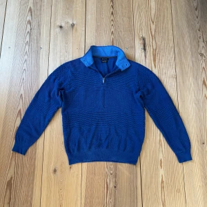 Blå Tröja från Massimo Dutti - En blå tröja från Massimo Dutti i storlek M, men tror att den passar mer som S. Fråga om mått vid intresse så löser vi de 🤙                                                   Den är i väldigt fint skick, och har inga hål eller liknande. Tyvärr är tvättrådsetiketten bort klippt.                                                            Tveka inte på att höra av dig vid minsta fundering!