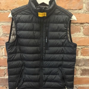 Parajumper väst - Säljer nu min parajumper väst i stl S då den är lite för liten. Den är perfekt nu till sommaren och är otroligt skön o lätt. Självfallet äkta👍.                                                     Pris ej hugget i sten😁