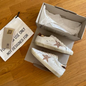 Golden goose Superstar  - Säljer ett par helt nya Golden goose Superstar med allt og. Skorna är i storlek 40 eu och självklart äkta, äktenhetsbevis finns. Kom pm för mer info och bilder 🫡