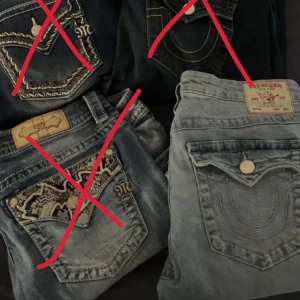 True Religion ljusblå bootcut jeans - Hej! Säljer dessa jeans från true religion, eftersom att de är för stora för mig. Jeansen är i storlek 32.  Byxorna köptes i oktober och har använts sparsamt. Byxorna har inga tydliga defekter som syns, däremot så är slutet av byxorna lite slitna, och det finns även små hål i midjebandet av säkerhetsnålar som ej syns. Skriv gärna till mig för mer info och bilder. 🤗