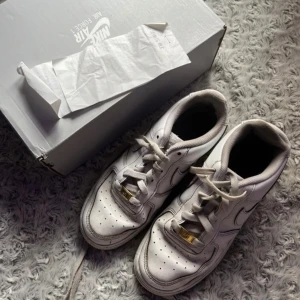 Nike Air Force 1 vita dam - Air force 1 vita som kommer med kvittot och lådan, Dem har lite defekter som ena skon har tyget åkt av lite vid snörena( bild 7). och har lite rosa färg som syns knappt( bild 8).  Dem är fortfarande💓 priset går diskuteras!