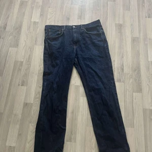 Mörkblå raka jeans - Snygga mörkblå jeans med klassisk femficksdesign och raka ben. Jeansen har normal passform och är tillverkade i robust denim. Perfekta för en clean och tidlös look.ny pris 350