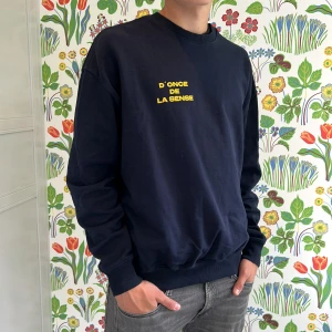 Donce de la sense tröja - Hej, jag säljer min Donce de la sense tröja då den e för stor för mig. Sicket är super bra  och de finns inga defekter. Plager är M och passar M