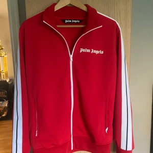 Palm Angels Zip - Palm angels zip. Cond 9/10 äkta scan finns storlek L fler bilder kan skickas om så önskas. Mvh Viktor