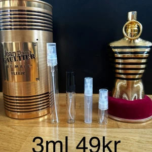Le Male Elixir Jean Paul Gaultier 3ml - Säljer Le Male Elixir från Jean Paul Gaultier, en herrparfym med en lyxig flaska i guld och svarta sträck svart. Doften har noter av vanilj, honung och amber, med inslag av lavendel och tobak. Perfekt för den som vill ha en söt och kryddig doft till speciellt vintern (Julen) ❄️☃️ Passar perfekt för speciella tillfällen eller vardagsbruk. Priset står för 10ml. 10ml är ungefär 100st spray. FINNS ÄVEN I 2,3,5,10ML KOLLA PROFILEN FÖR ANDRA STORLEKAR ! 2ml 39kr | 3ml 49kr | 5ml 69kr | 10ml 129kr |  