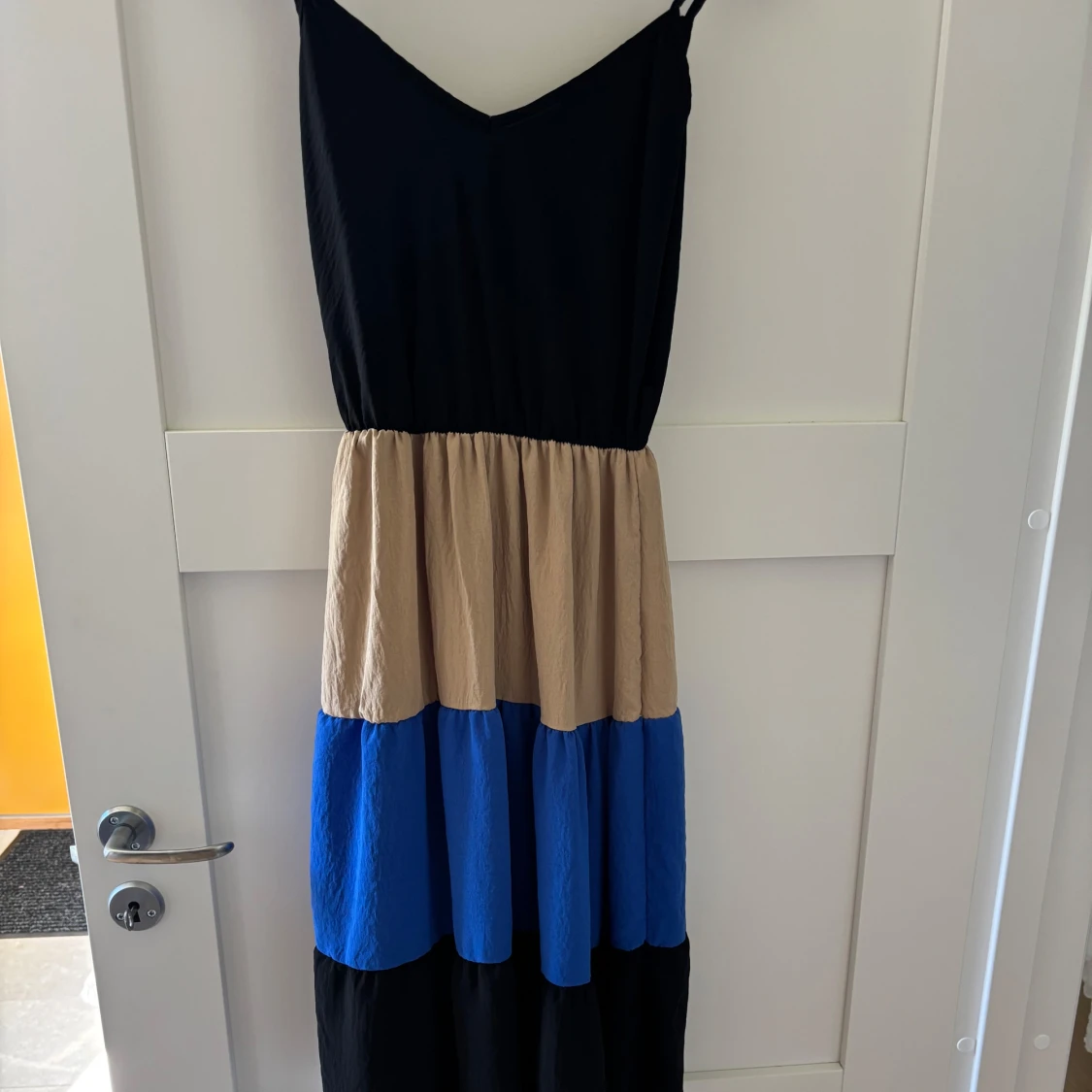 Färgglad långklänning med volanger