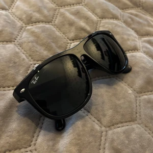 Rayban Boyfriend  - Säljer dessa riktigt schyssta rayban boyfriends, storlek 60. Perfekta nu till sommaren! Fordral saknas därav pris.  