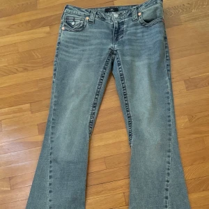 True Religion Joey Low Rise Flare Jeans - Snygga blå jeans från True Religion, modell Joey Low Rise Flare. Låg midja och utsvängda ben. Säljar pg av kommer inte till användning. Helt nya, lite för korta för mig. Är själv 173-4, passar någon som är 165-170. Lite kortare i benen. KÖP INTE DIREKT! Aldrig använt!